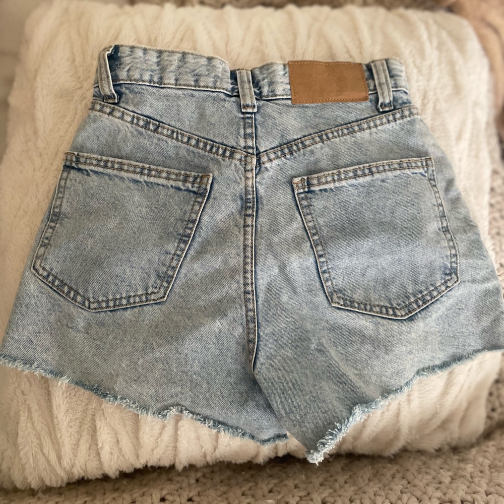 Cotton On| high rise mom jean short| light jean wash-Size:2 - Picture 2 of 4